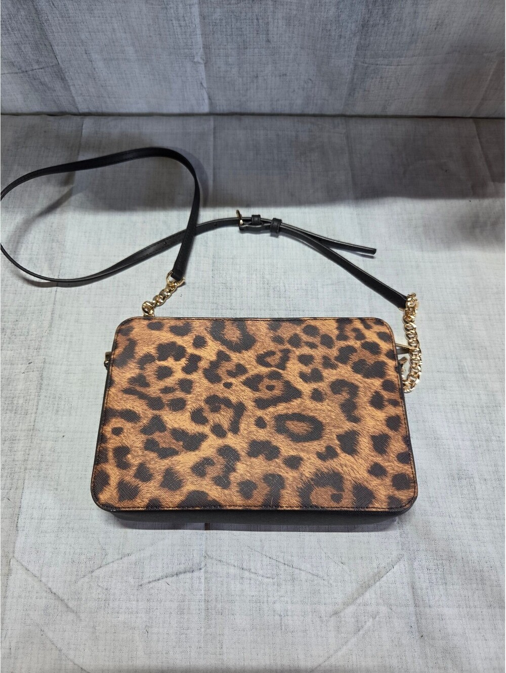 Michael Kors Leopard Print Crossbody Bag with Gold Chain Strap [COPY] - Picture 2 of 5